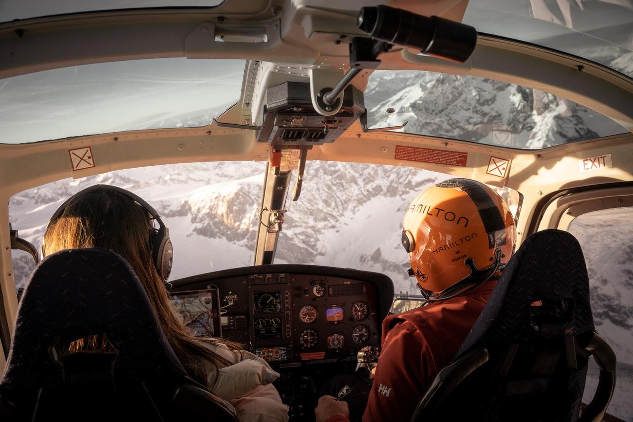 Initiation au pilotage dans le cockpit d'un h&eacute;lico